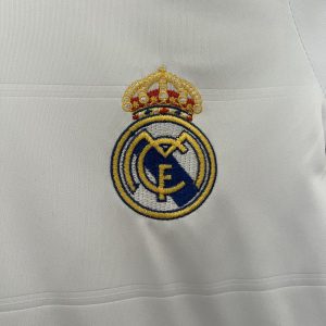 Real Madrid 2013/14Home Kids Retro Jersey And Shorts - Image 5