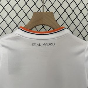 Real Madrid 2013/14Home Kids Retro Jersey And Shorts - Image 3