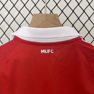 Manchester United 2010/11 Home Kids Retro Jersey And Shorts - Image 5
