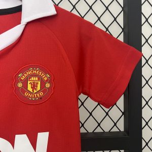 Manchester United 2010/11 Home Kids Retro Jersey And Shorts - Image 3