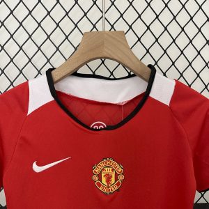 Manchester United 2005/06 Home Kids Retro Jersey And Shorts - Image 8