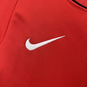 Manchester United 2005/06 Home Kids Retro Jersey And Shorts - Image 7