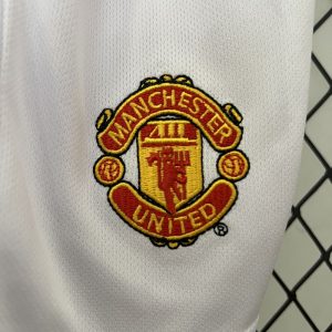 Manchester United 2005/06 Home Kids Retro Jersey And Shorts - Image 6