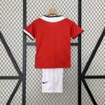 Manchester United 2005/06 Home Kids Retro Jersey And Shorts - Image 2