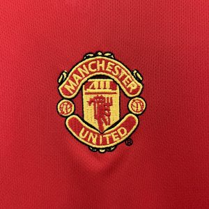 Manchester United 2005/06 Home Kids Retro Jersey And Shorts - Image 5