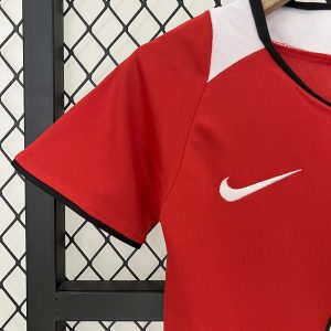 Manchester United 2005/06 Home Kids Retro Jersey And Shorts - Image 4