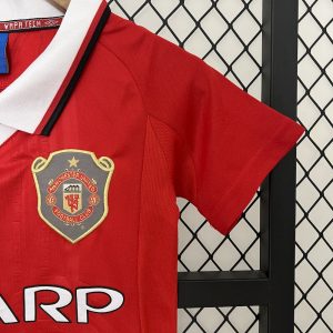 Manchester United 1999/00 Home Kids Retro Jersey And Shorts - Image 5
