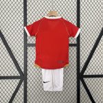 Manchester United 2006/07 Home Kids Retro Jersey And Shorts - Image 2