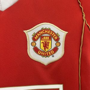 Manchester United 2006/07 Home Kids Retro Jersey And Shorts - Image 7