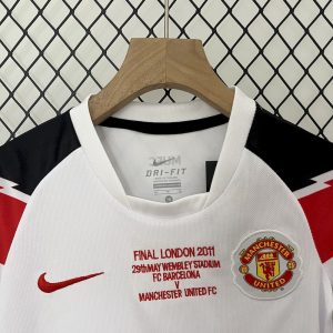 Manchester United 2010/11 Away Kids Retro Jersey And Shorts - Image 4